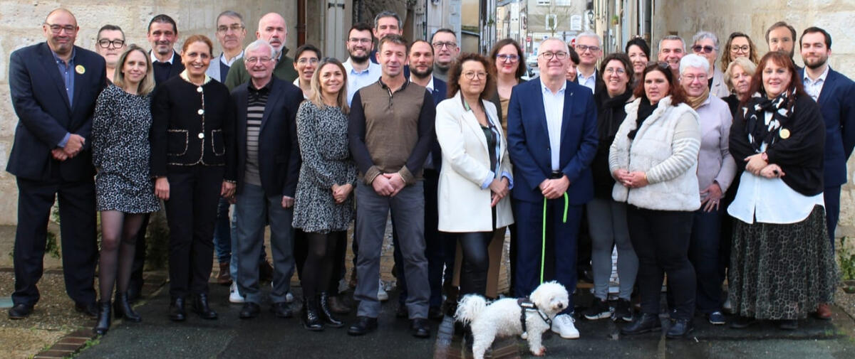 Photo de groupe des membres de la liste Photo de groupe des membres de la liste devant la porte de l'horloge, avec Lulu le chien de Bruno Macle.